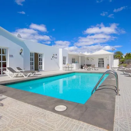Puerto Del Carmen Sleeps 8 Pool Wifi Вилла