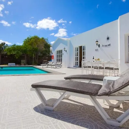 Вилла Puerto Del Carmen Sleeps 8 Pool Wifi Пуэрто дель Кармен