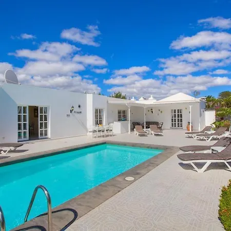 Вилла Puerto Del Carmen Sleeps 8 Pool Wifi