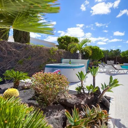 Вилла Puerto Del Carmen Sleeps 8 Pool Wifi